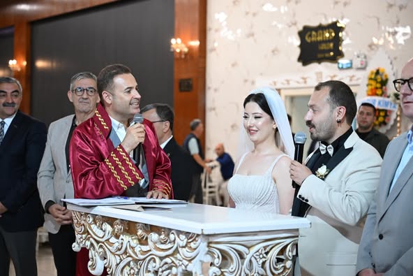 Balıkesir Büyükşehir Belediye Başkanı Akın, Altıeylül Belediye Başkan Yardımcısı Arabacı’nın Nikah Törenine Katıldı