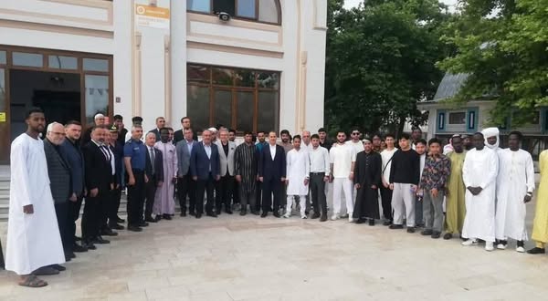 Bandırma’da Kurban Bayramı Namazı Sonrası Bayramlaşma Coşkusu