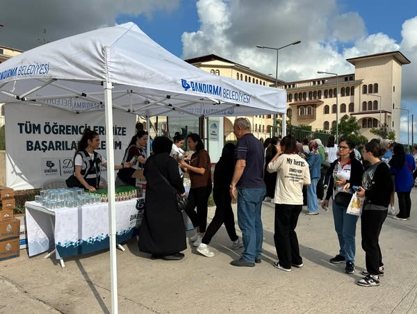 Bandırma Belediyesi Sınav Sabahı Öğrencilere Moral Verdi