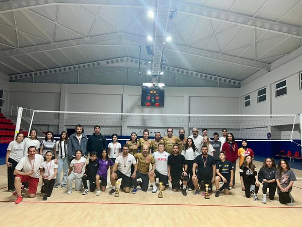 Marmara Adalar Belediyesi’nden Voleybol Turnuvası Şampiyonu Ada Voley