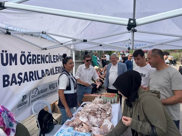 Bandırma Belediyesi Öğrencilere Destek Oldu: TYT Sınavında Poğaçayla Moral Desteği