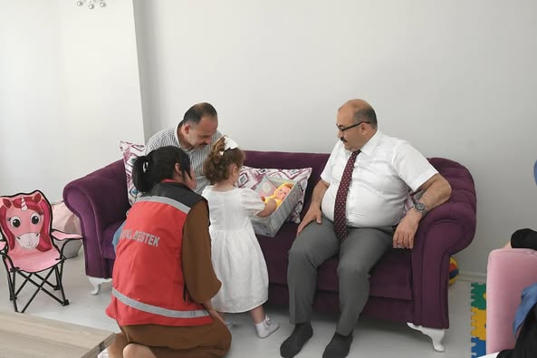 Balıkesir Valisi Dönmez Ailesi’ni Ziyaret Etti