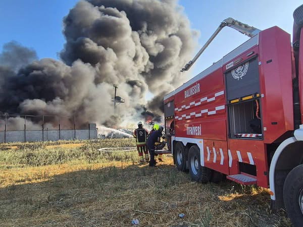 Bursa’daki Kimya Fabrikası Yangınında Balıkesir İtfaiyesi Seferber Oldu