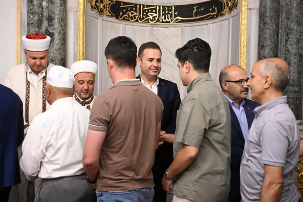 Balıkesir’de Bayram Coşkusu: Başkan Akın Hemşehrileriyle Buluştu