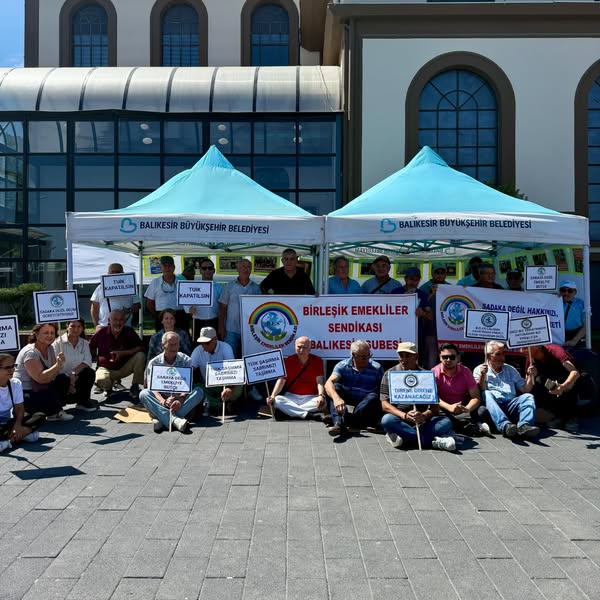 CHP Balıkesir’den Emeklilere Destek: Fotoğraf Sergisi ve Oturma Eylemine Katılım