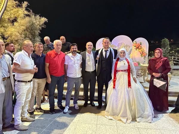Marmara Adalar Belediye Başkanı Aydın Dinçer, Esra İzgi ve Ahmetcan Sökmen’in Düğününde