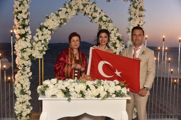 Marmara Adalar’da Yeni Evlenen Çifte Mutluluk Dilesi