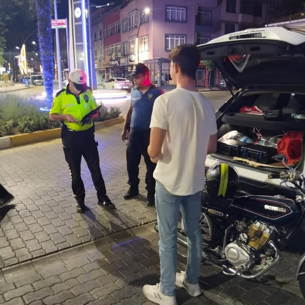 Gönen’de Gece Trafik Denetimleri Devam Ediyor: Cezai İşlem Uygulanan Sürücülere Uyarı