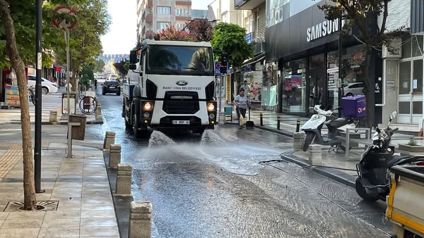 Bandırma Sokakları Güne Tertemiz Başladı
