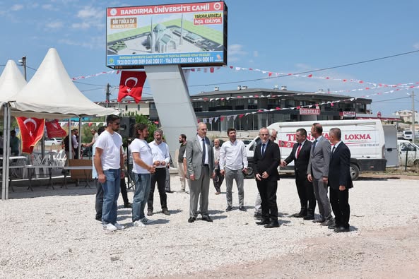Bandırma Onyedi Eylül Üniversitesi Camii İnşaatında Temel Beton Dökümü Yapıldı