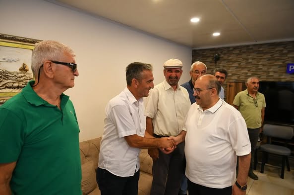 Balıkesir Valisi Ustaoğlu Edremit’te Oruç Açma Sofrasında Vatandaşlarla Buluştu
