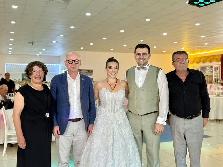 CHP Burhaniye İlçe Kadın Kolları Başkanı Songül Erkeskin’in Kızı Özgün, İbrahim ile Evlendi