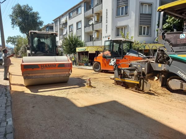 Gönen’de Mehmet Efendi Caddesi’nde Altyapı Çalışmaları Sürüyor