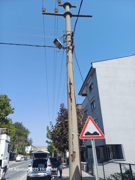 Balıkesir Paşaalanı’nda Tehlikeli Durum: Yıkılma Tehlikesi Olan Elektrik Direği Alarm Verdi