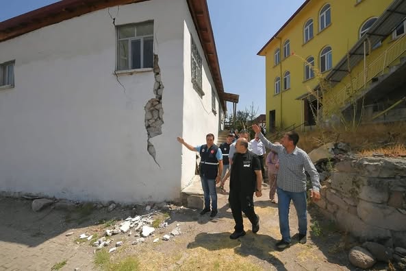 Sındırgı’da Deprem Sonrası Hasar Tespiti: Vali Ustaoğlu ve Heyet Yerinde İnceleme Yaptı