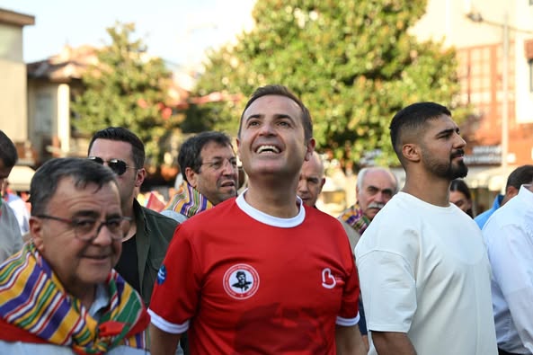 Balıkesir’de Yağlı Güreş Coşkusu: Başkan Akın, Hemşehrilerle Omuz Omuza Yürüdü
