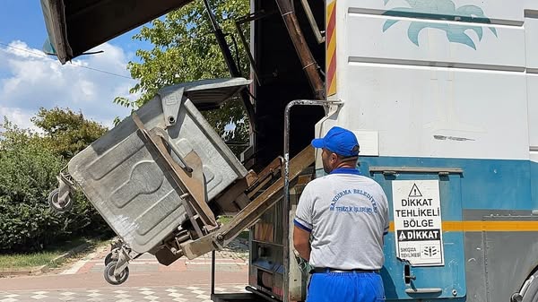 Bandırma’da Çöp Konteynerleri Yıkama ve Temizlik Çalışmaları Aralıksız Sürüyor