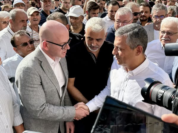 CHP Genel Başkanı Özel, Burhaniye’de Coşkulu Karşılandı