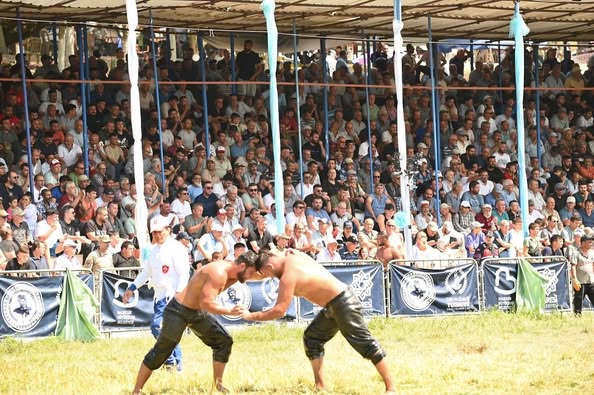 Kurtdereli’de Yağlı Güreş Festivali Coşkuya Sahne Oldu: Orhan Okulu Başpehlivan Oldu
