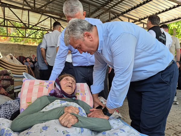 Sındırgı’da Depremden Etkilenen Vatandaşlarla Buluşan Mustafa Canbey