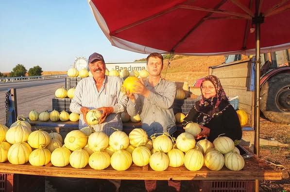 Gönen Bandırma Yolu’nda Kavun Keyfi: Emekçi Kavuncular Misafirlerini Bekliyor