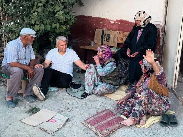 Sındırgı’da Depremden Etkilenenlerle Buluşan Çevre Bakanı Kurum, Destek Sözü Verdi