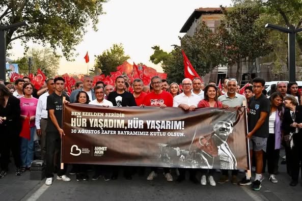 Balıkesir’de Zafer Bayramı Coşkusu: Fener Alayı ile Atatürk’e Saygı