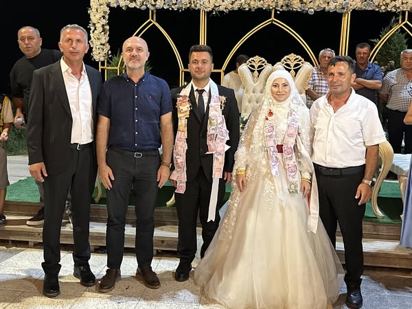 Marmara Adalar Belediye Başkanı Dinçer, Saraylar’da Düzenlenen Düğün Törenine Katıldı