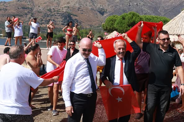 Marmara Adalar’da Zafer Bayramı Coşkusu: Başkan Dinçer Hemşehrilerle Bayramaşladı