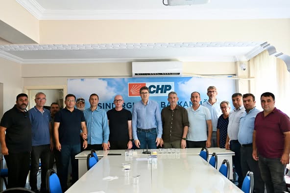 Sındırgı’da Depremzede Hemşehrilerle Dayanışma: Sındırgı Belediyesi ve Partililer Sahada