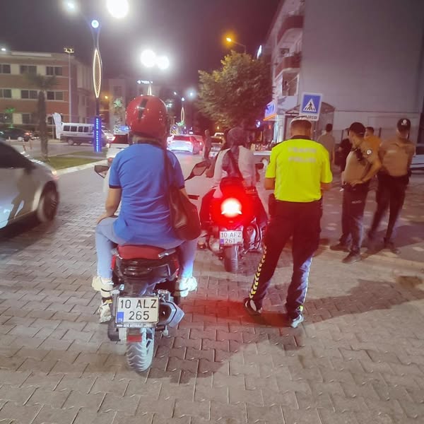 Gönen’de Gece Denetimi: Plevne Meydanı ve Halk Eğitimi Merkezi Kontrol Altında