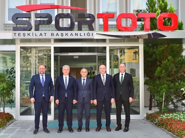 Balıkesir’de Gençlere Spor Sevinci: Yeni Futbol Sahası ve Tesisler Protokolü İmzalandı