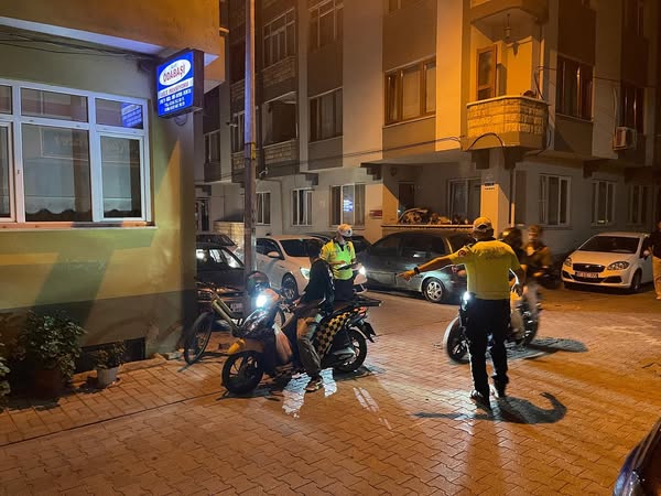 Gönen’de Pazar Caddesi’nde Gece Denetimi: Asayiş ve Trafik Kontrolleri Yapıldı