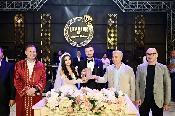 İvrindi’de Mutlu Anlar: Ezgi ve Orhan Kardeşlerin Nikahı