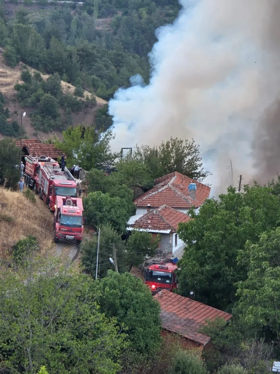 Balıkesir’de Korkunç Yangın: Köseler Mahallesi’nde Evler Tehlikede