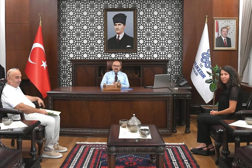 Balıkesir Valisi Ustaoğlu’na Esnaf ve Öğretmenden Ziyaret