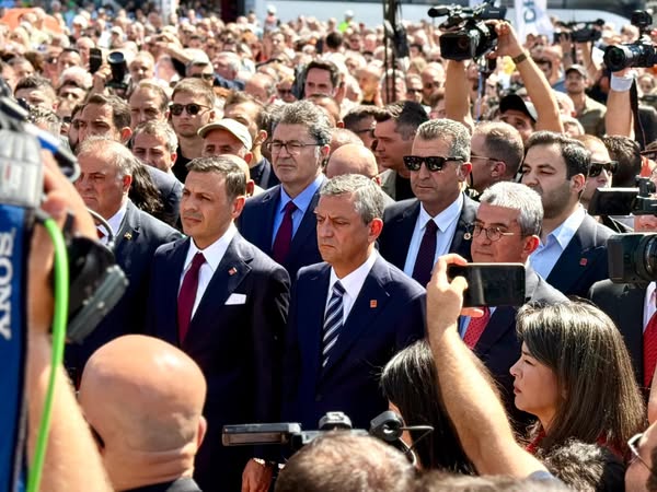 CHP’nin 102. Kuruluş Yıldönümü Taksim’de Coşkuyla Kutlandı