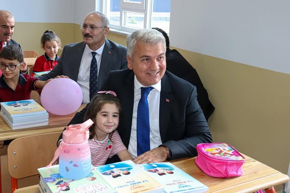 Altıeylül’de Yeni Okul Açılışıyla Eğitim Öğretim Haftası Coşkuyla Kutlandı