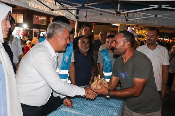 Balıkesir’de Mevlid Kandili Coşkusu: AK Parti İl Başkanlığı Vatandaşlarla Buluştu