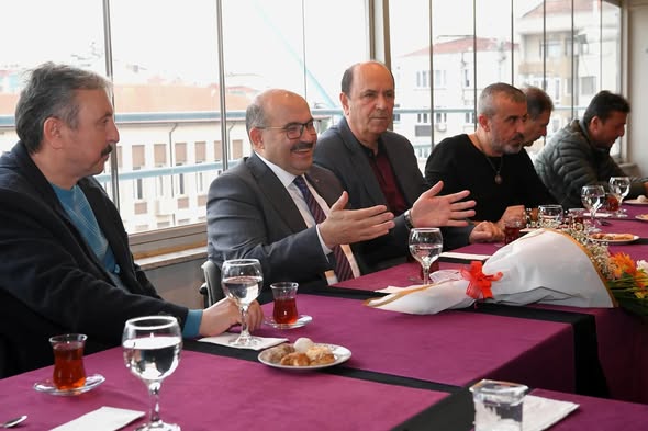 Balıkesir Valisi Ustaoğlu, Balıkesir Karadenizliler Derneği’ni Ziyaret Etti
