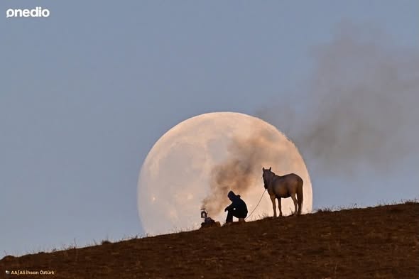 Gökyüzünde Görsel Şölen: Kasım Dolunayı Göz Kamaştırdı