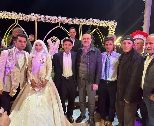 Marmara Adalar Belediye Başkanı Aydın Dinçer, Düğün Çiftinin Mutluluklarına Ortak Oldu