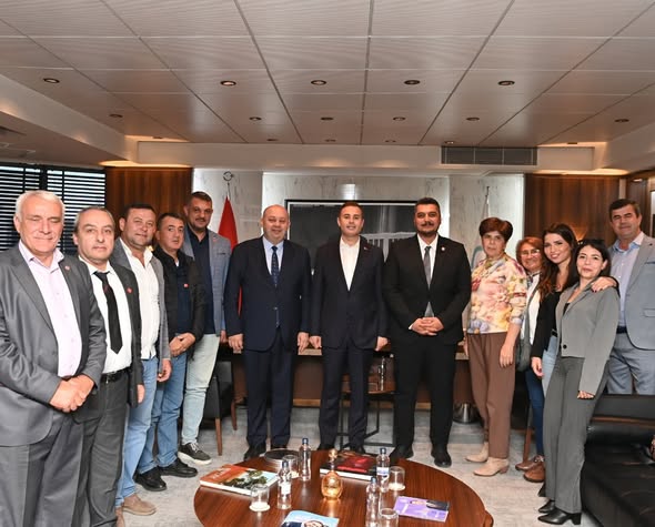 Balıkesir’de Siyasi Buluşma: Büyükşehir Belediye Başkanı Ahmet Akın, İlçe Yöneticilerini Ziyaret Etti