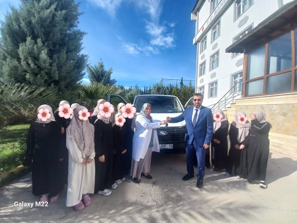 Bandırma’da Kız Kur’an Kursuna Yeni Hizmet Aracı Teslim Edildi