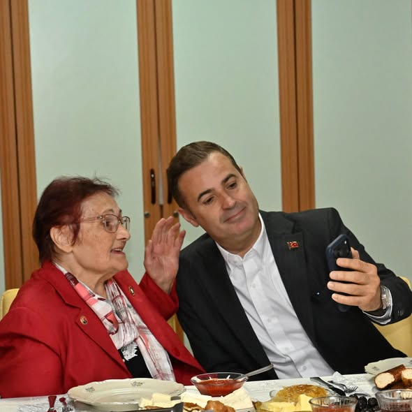 Balıkesir’de Anneler Günü Ziyareti: Başkan Ahmet Akın, Türk Anneler Derneği’ni Ağırladı