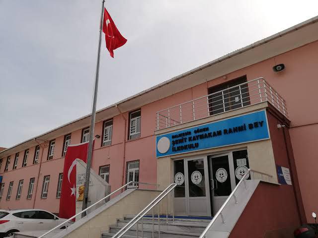 Gönen’de Okul Bahçelerinin Otopark Olarak Kullanılması Önerisi Destek Buluyor