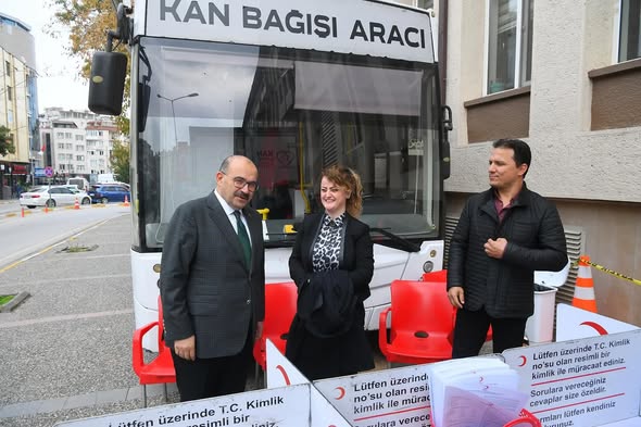 Balıkesir Valisi Kızılay Mobil Kan Bağış Aracını Ziyaret Etti