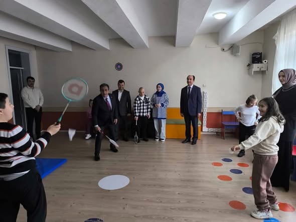 Gönen Kaymakamı Altıntaş, Dünya Engelliler Günü’nde Özel Eğitim Okulunu Ziyaret Etti