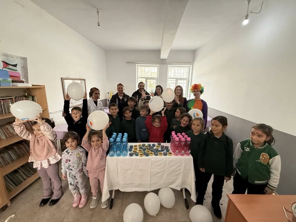 Marmara Adalar’da Minik Öğrencilere Sürpriz Doğum Günü Kutlaması